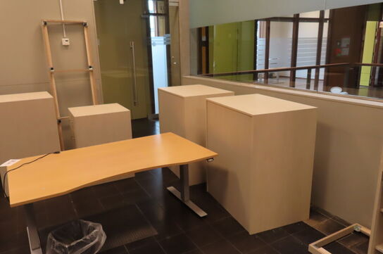 Diverse hæve/-sænkeborde, reoler 