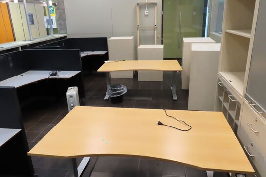 Diverse hæve/-sænkeborde, reoler 