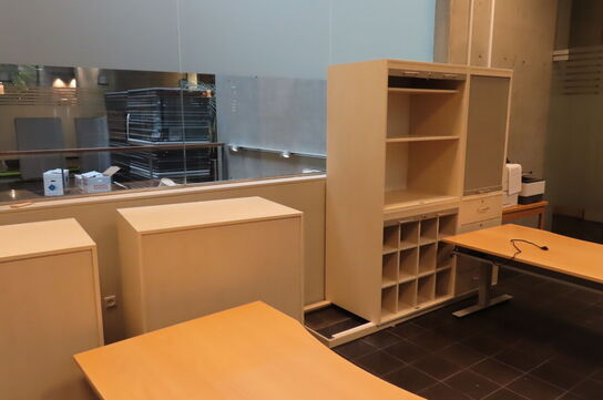 Diverse hæve/-sænkeborde, reoler 