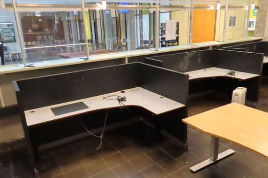 Diverse hæve/-sænkeborde, reoler 