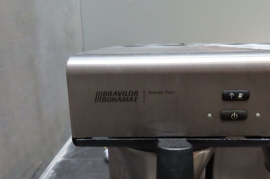 2 stk. Kaffemaskiner + 2 kasser med indhold