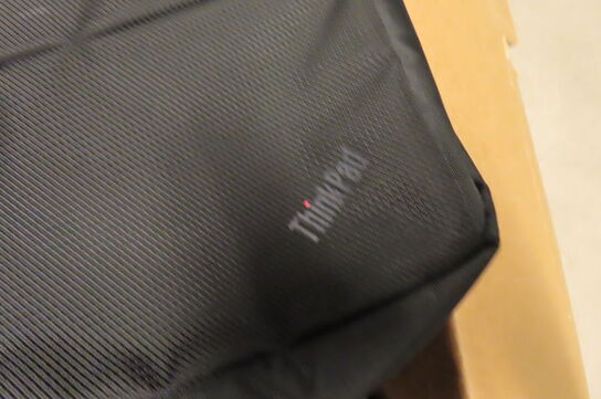 3 kasser med indhold af diverse ledninger mv. 