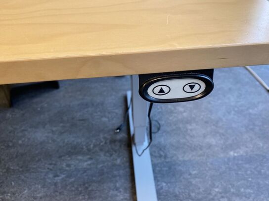 3 stk. hæve/sænkeborde & 1 bord med 4 stole. mv