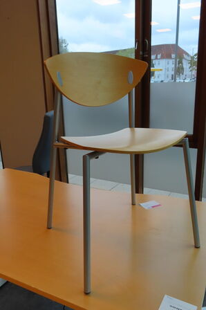 2 stk. Hæve/-sænkeborde + kontorstol mv. 