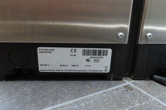 2 stk. Kaffemaskiner + 2 kasser med indhold