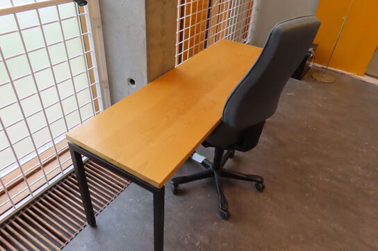 Reol med indhold + bord & stol