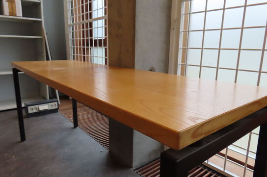 Reol med indhold + bord & stol