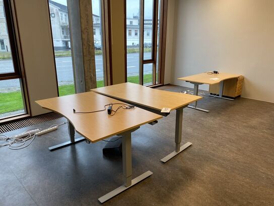 3 stk. hæve/sænkeborde & 1 bord med 4 stole. mv