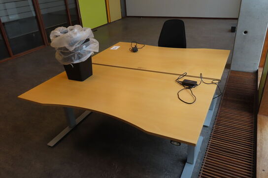 2 stk. Hæve/-sænkeborde & kontorstol KINNARPS