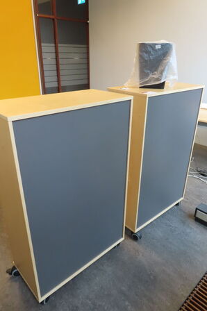 Hæve-/sænkebord + 2 stk. reoler