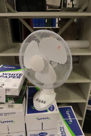 Palle med diverse kopipapir inkl. Blæser