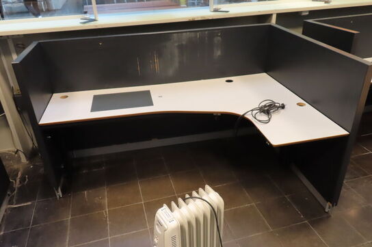 Diverse hæve/-sænkeborde, reoler 