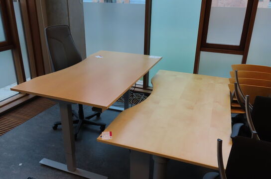 2 stk. Hæve/-sænkeborde + kontorstol mv. 