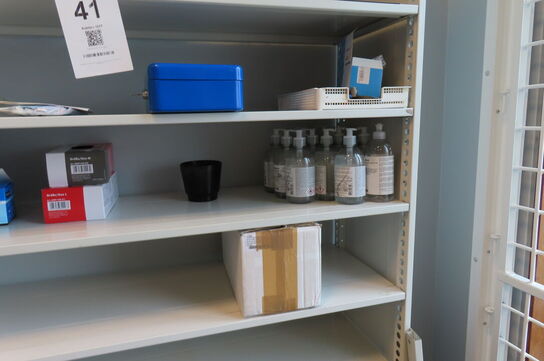 Reol med indhold + bord & stol