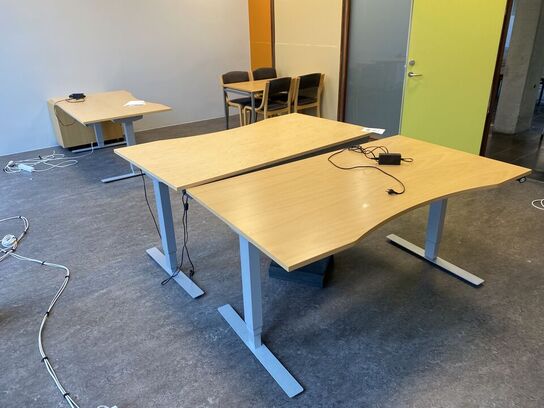 3 stk. hæve/sænkeborde & 1 bord med 4 stole. mv