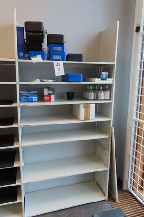 Reol med indhold + bord & stol