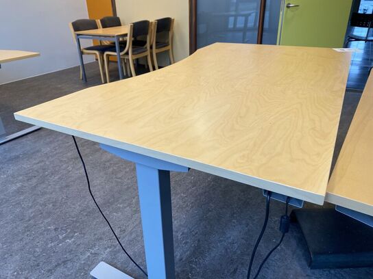 3 stk. hæve/sænkeborde & 1 bord med 4 stole. mv