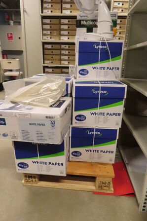 Palle med diverse kopipapir inkl. Blæser