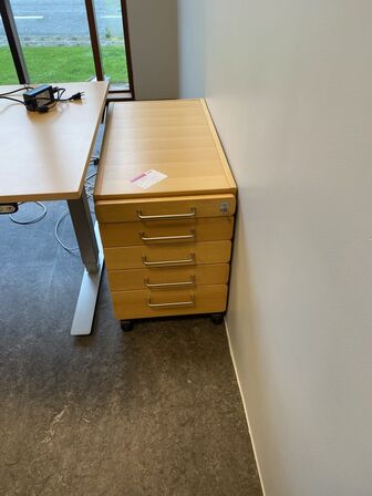 3 stk. hæve/sænkeborde & 1 bord med 4 stole. mv