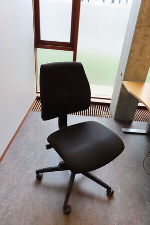 4 stk. Hæve-/sænkeborde + kontorstol