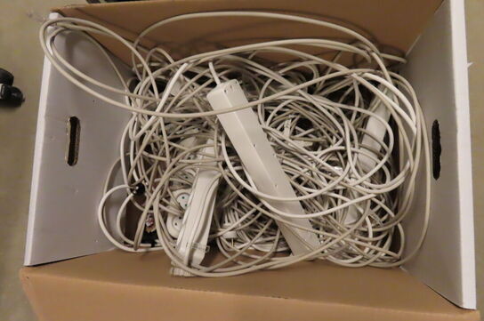 3 kasser med indhold af diverse ledninger mv. 