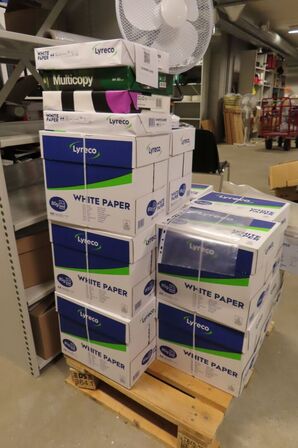 Palle med diverse kopipapir inkl. Blæser