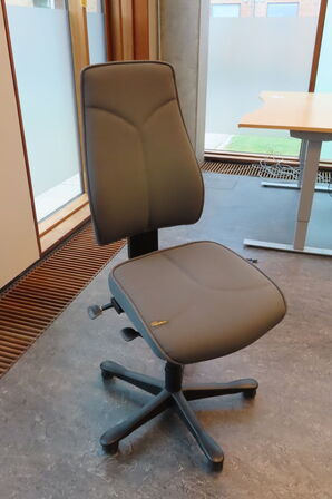 2 stk. Hæve/-sænkeborde + kontorstol mv. 