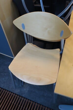 2 stk. Hæve/-sænkeborde + kontorstol mv. 