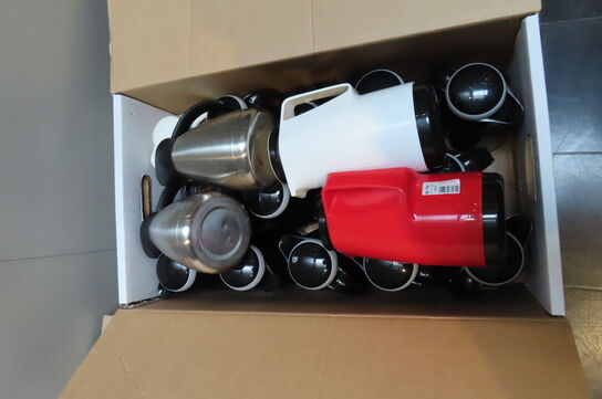 2 stk. Kaffemaskiner + 2 kasser med indhold