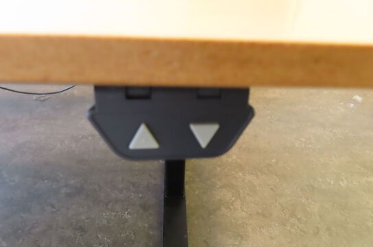 4 stk. Hæve-/sænkeborde + kontorstol