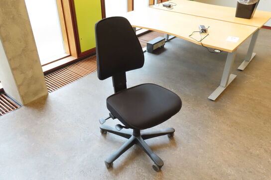 2 stk. Hæve/-sænkeborde & kontorstol KINNARPS