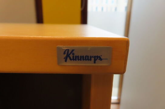 Hæve-/sænkebord + 2 stk. reoler