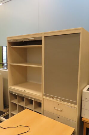 Diverse hæve/-sænkeborde, reoler 