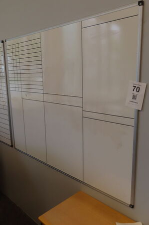 2 stk. Whiteboards + kommode