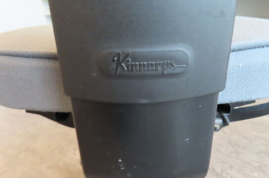 Reol med indhold + bord & stol