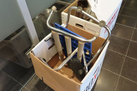 2 kasser med indhold