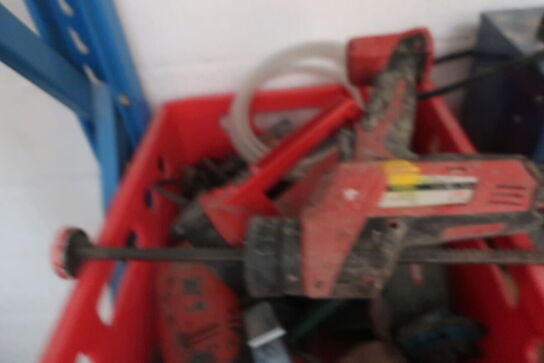 Div. Håndværktøj bl.a. fugepistol MILWAUKEE samt div. Overfræsere