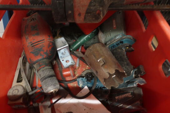 Div. Håndværktøj bl.a. fugepistol MILWAUKEE samt div. Overfræsere