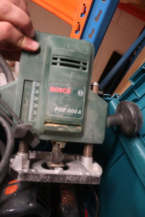 Div. Håndværktøj bl.a. fugepistol MILWAUKEE samt div. Overfræsere