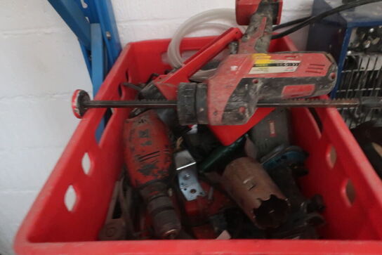 Div. Håndværktøj bl.a. fugepistol MILWAUKEE samt div. Overfræsere