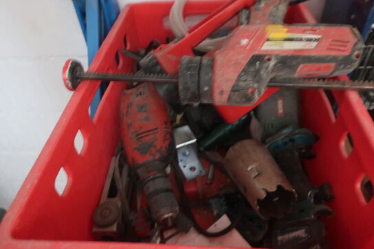 Div. Håndværktøj bl.a. fugepistol MILWAUKEE samt div. Overfræsere