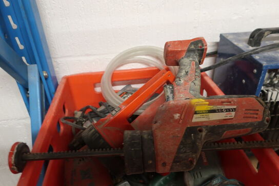 Div. Håndværktøj bl.a. fugepistol MILWAUKEE samt div. Overfræsere