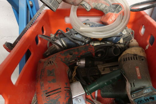 Div. Håndværktøj bl.a. fugepistol MILWAUKEE samt div. Overfræsere