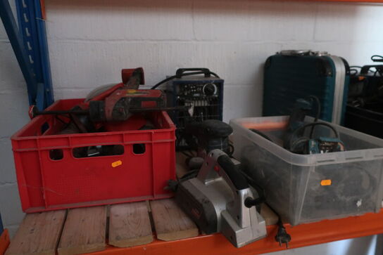 Div. Håndværktøj bl.a. fugepistol MILWAUKEE samt div. Overfræsere