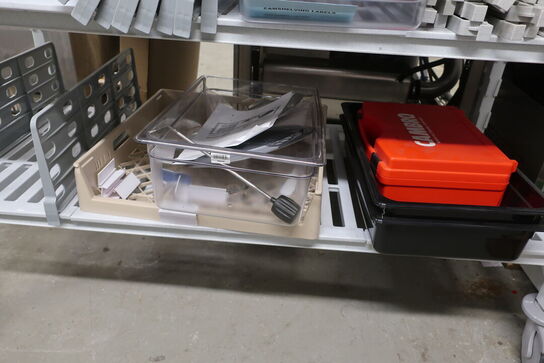 Reol på hjul CAMBRO med indhold 