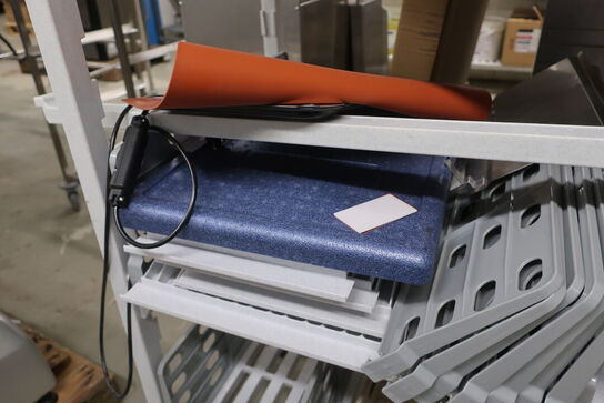 Reol på hjul CAMBRO med indhold 