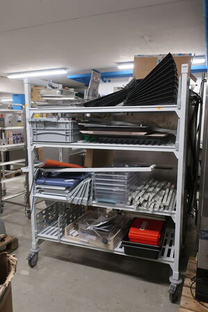 Reol på hjul CAMBRO med indhold 