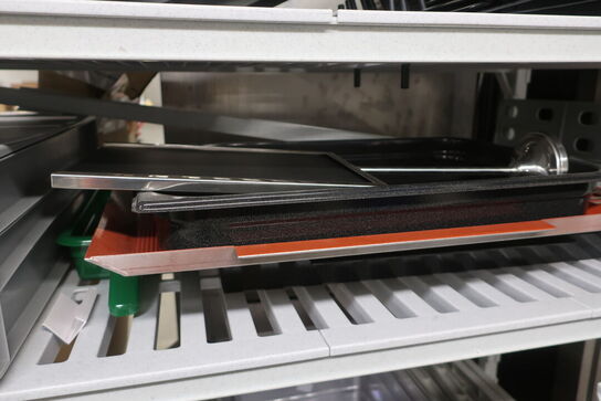 Reol på hjul CAMBRO med indhold 