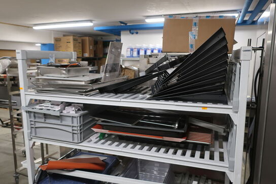 Reol på hjul CAMBRO med indhold 