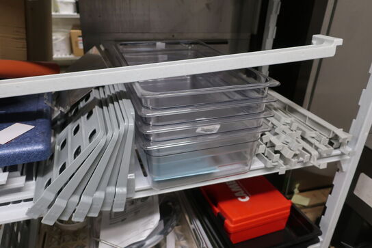 Reol på hjul CAMBRO med indhold 